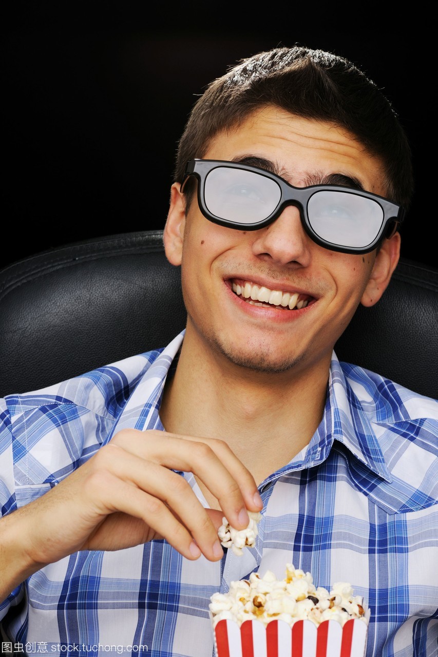 年輕人在3d眼鏡看電影在電影院