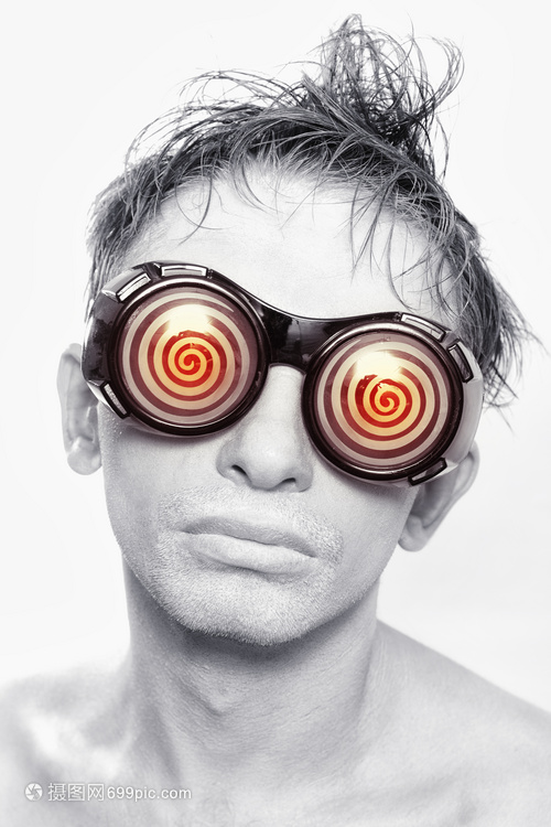 戴著紅色眼鏡的年輕人